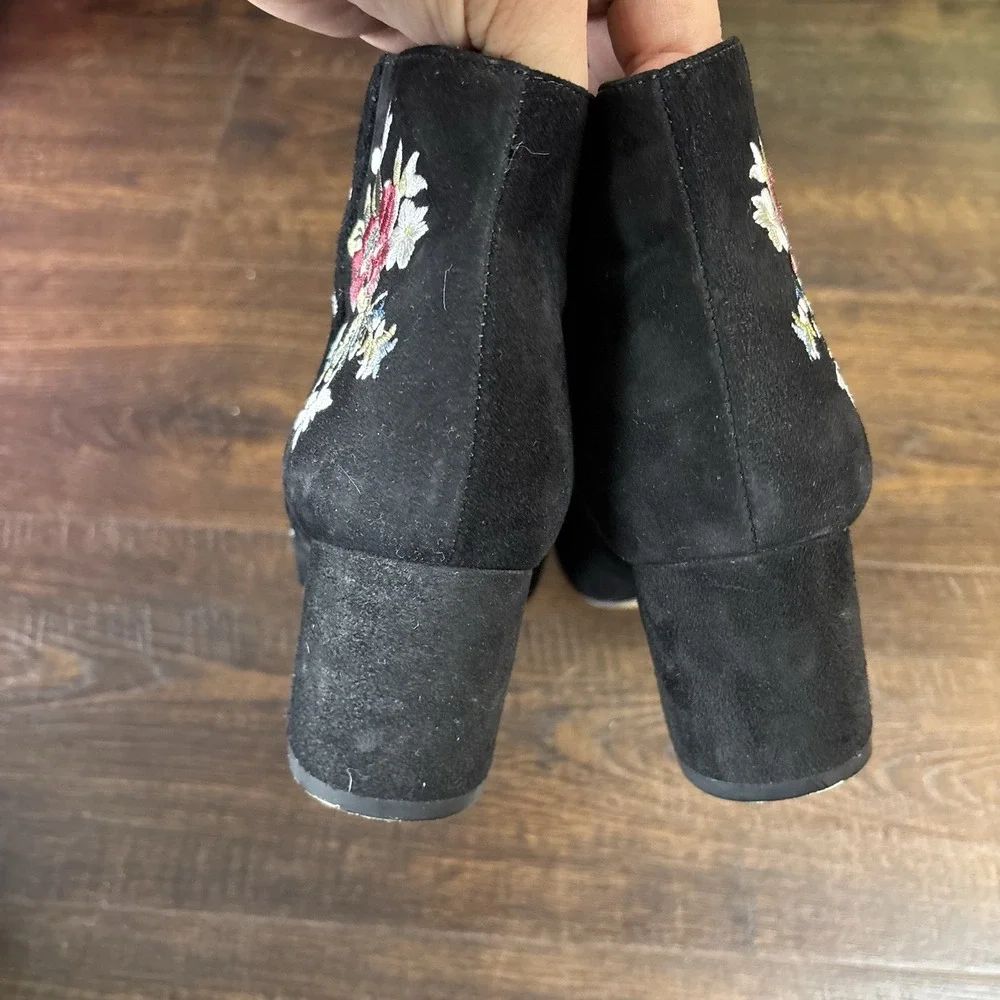 White House Black Market Titus Black Floral Embroidered Suede Ankle Boots Sz 6‎